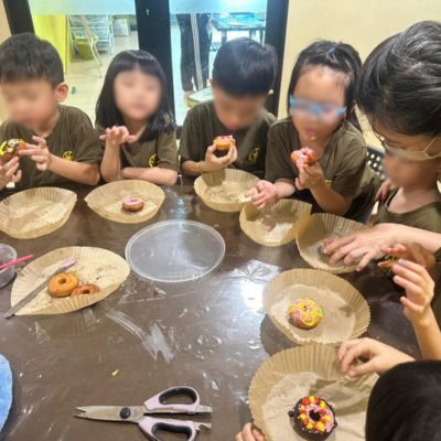 Children decorating doughnuts